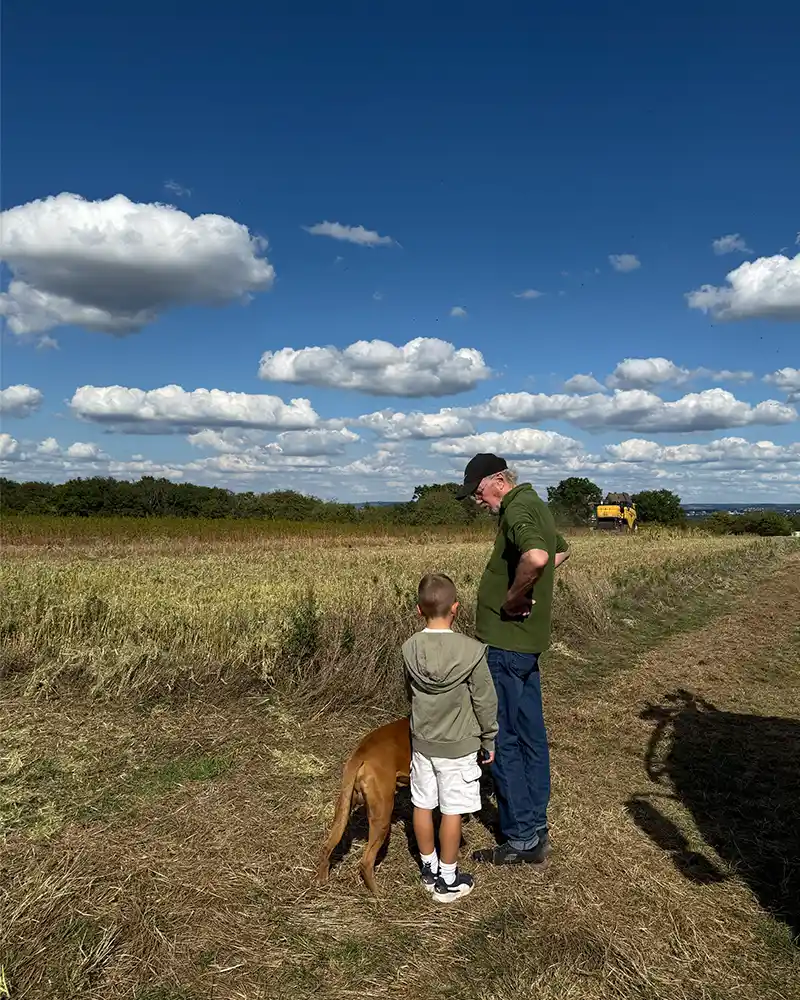 Jürgen Zilz mit Enkel und Familienhund